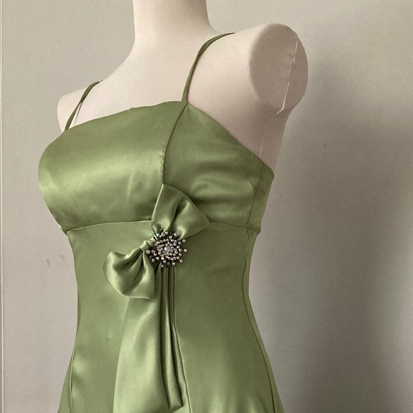 Green semi formal dress w/ bow and draping - Picture 2 of 3